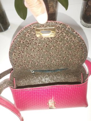Bolso y cartera de piel con cierre de mariposa.