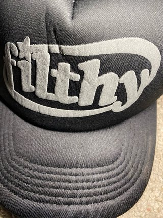 Gorra trucker negra filthy