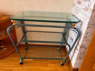 Mesa auxiliar hierro y cristal dorado