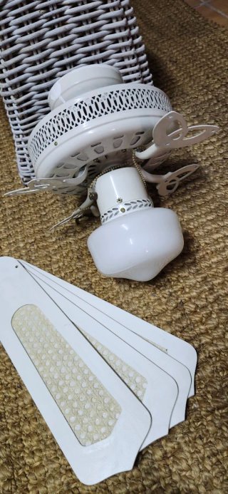 Ventilador de techo blanco con cesta