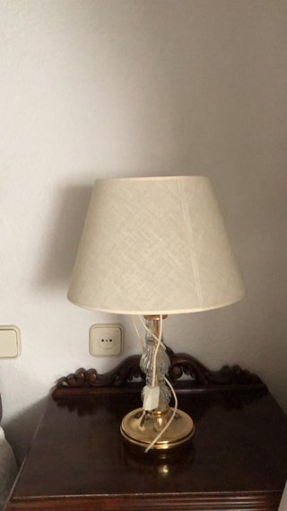 Lámpara de mesa beige y dorada