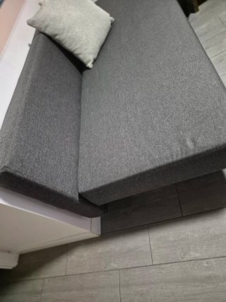 Sofá cama gris con almacenaje