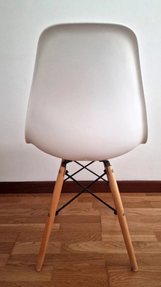 Silla blanca patas madera