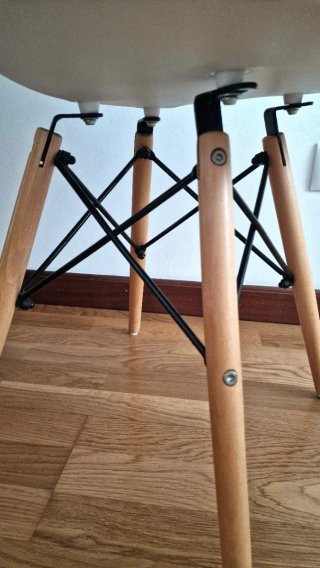 Silla blanca patas madera