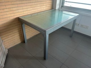 Mesa de cristal y metal plateada