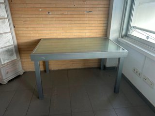 Mesa de cristal y metal plateada