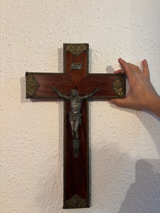 Cruz de madera con figura de Cristo