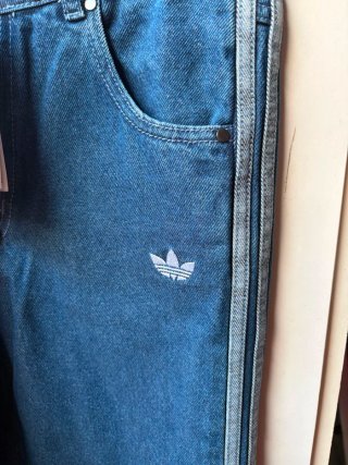 Jeans Adidas a righe