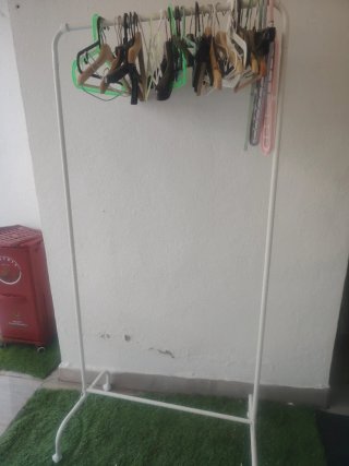 Appendiabiti in metallo e plastica