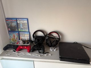 PS4 + 3 Mandos, 4 Giochi, 3 Casco, 4 Caricatori