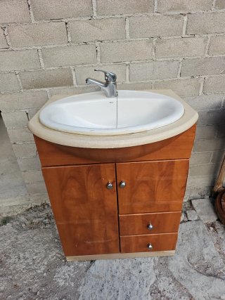 Lavabo de cerámica con mueble de madera