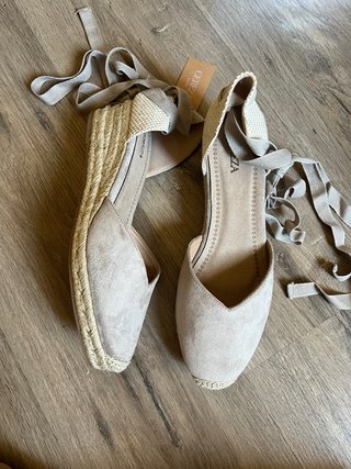 Sandalias cuña beige atadas