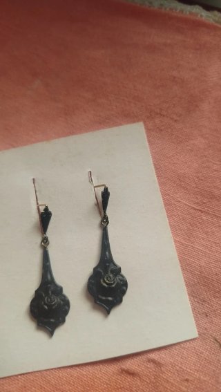 Pendientes antiguos de luto negros y dorados
