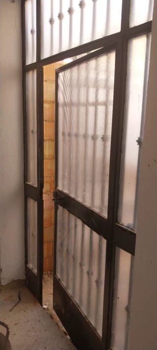 Puerta de hierro con reja