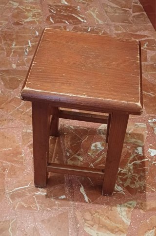 14 taburetes bajos de madera
