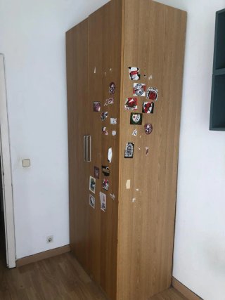 Armario de madera con pegatinas