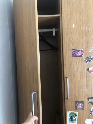 Armario de madera con pegatinas
