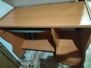 Escritorio de madera con ruedas
