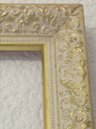 Marco de madera clásico dorado y blanco