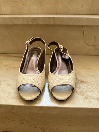 Zapatos abiertos, a estrenar, Farruxt crema T39