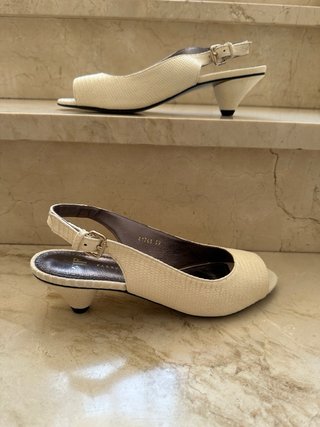 Zapatos abiertos, a estrenar, Farruxt crema T39