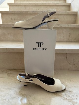 Zapatos abiertos, a estrenar, Farruxt crema T39