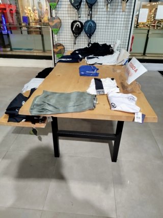 MUEBLES POR CIERRE DE TIENDA DEPORTIVA