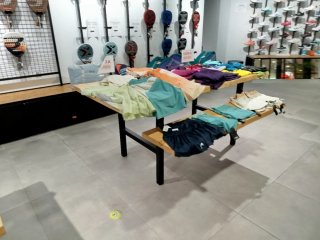 MUEBLES POR CIERRE DE TIENDA DEPORTIVA