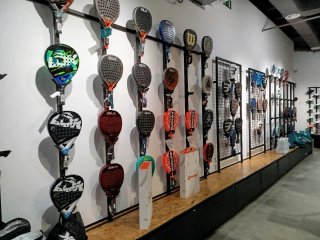 MUEBLES POR CIERRE DE TIENDA DEPORTIVA