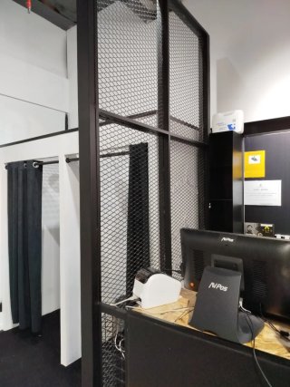 MUEBLES POR CIERRE DE TIENDA DEPORTIVA