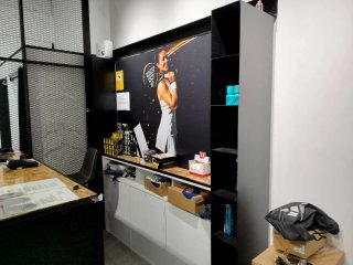 MUEBLES POR CIERRE DE TIENDA DEPORTIVA