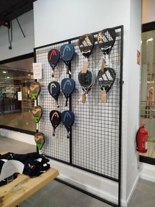 MUEBLES POR CIERRE DE TIENDA DEPORTIVA
