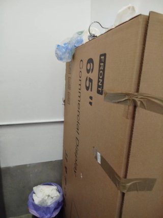 MUEBLES POR CIERRE DE TIENDA DEPORTIVA