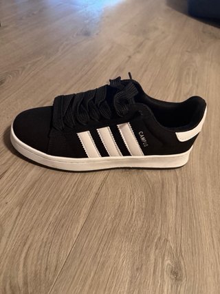 Zapatillas Adidas Negras y Blancas
