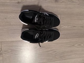 Zapatillas Adidas Negras y Blancas