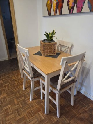Mesa de comedor y 4 sillas