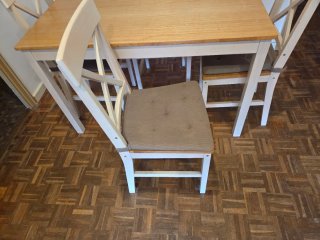 Mesa de comedor y 4 sillas