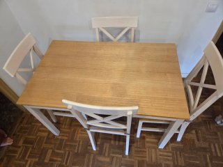 Mesa de comedor y 4 sillas