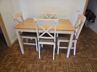 Mesa de comedor y 4 sillas