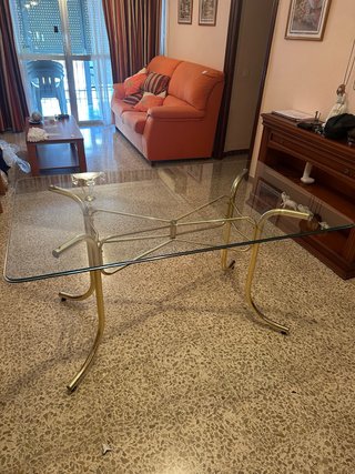 Mesa de cristal y metal dorada