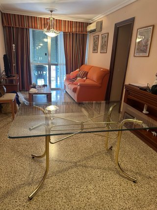 Mesa de cristal y metal dorada
