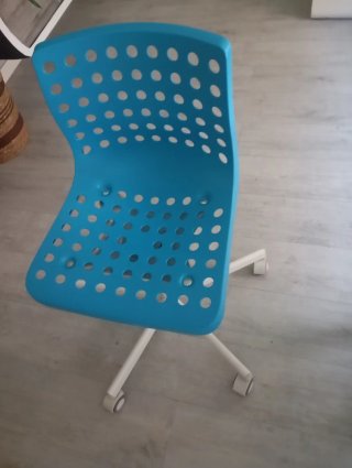 Silla de escritorio azul con ruedas