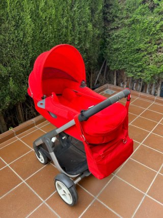 Carrito de bebé rojo