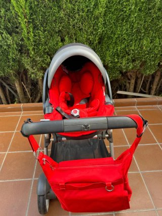 Carrito de bebé rojo