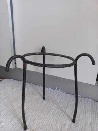 Porta macetas de hierro negro