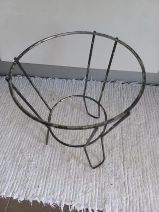 Porta macetas de hierro negro