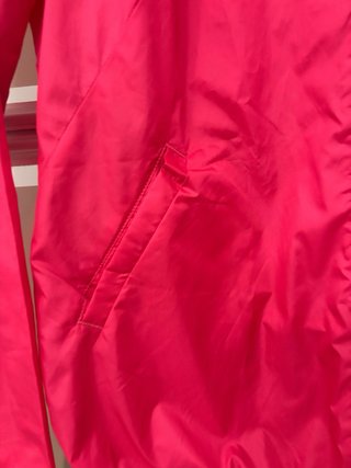 Chaqueta impermeable fucsia