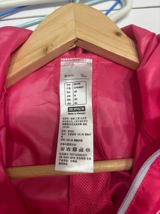 Chaqueta impermeable fucsia
