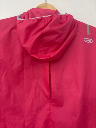 Chaqueta impermeable fucsia