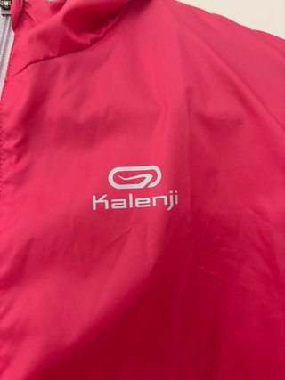 Chaqueta impermeable fucsia